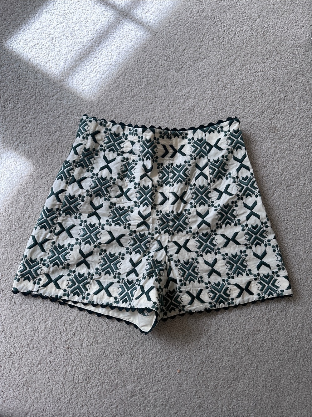 Zara High-Waist Green Embroidered Scallop Hem Shorts - Picture 3 of 4